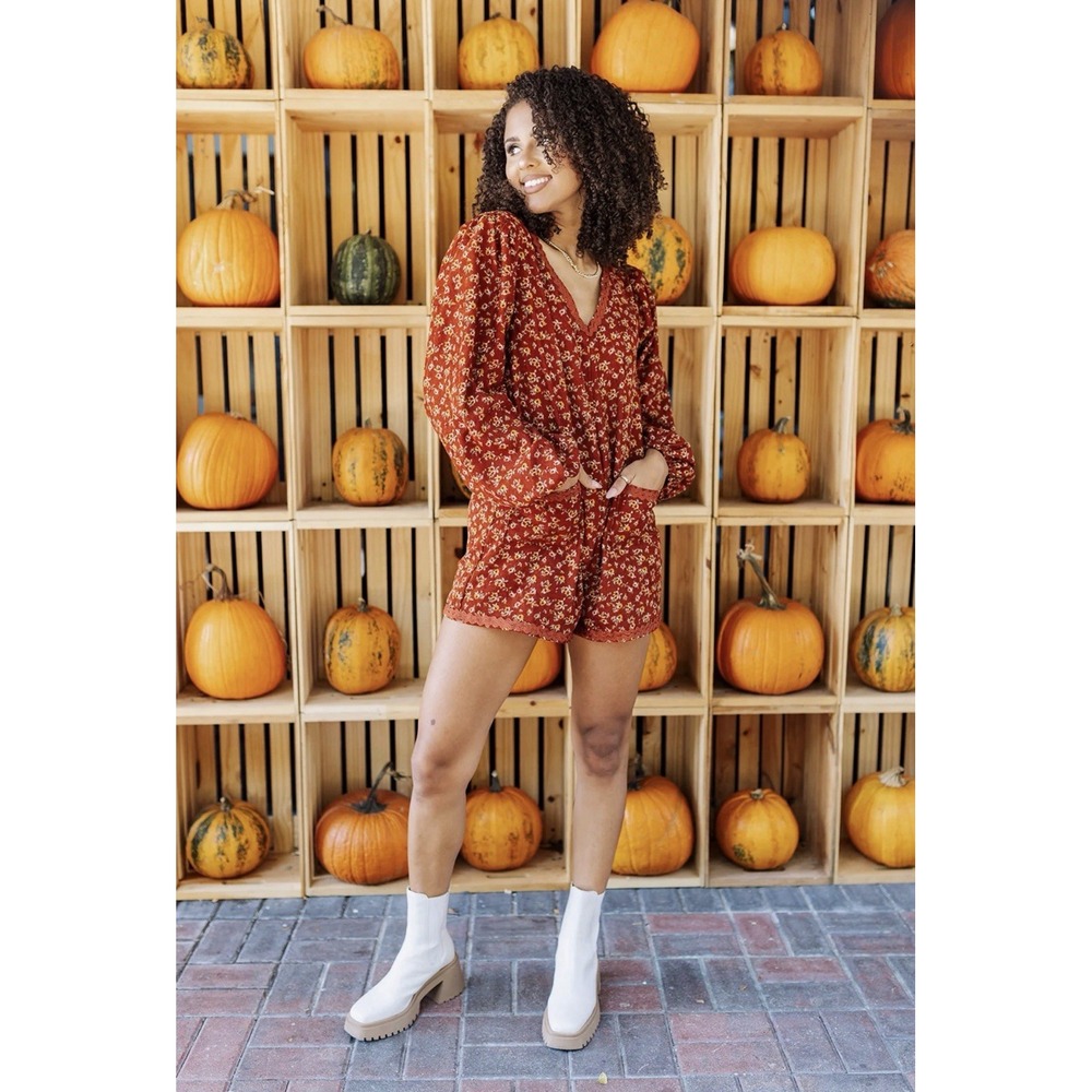 Storia "Isn't She Lovely" Floral Romper in a rust colorway Size Small
